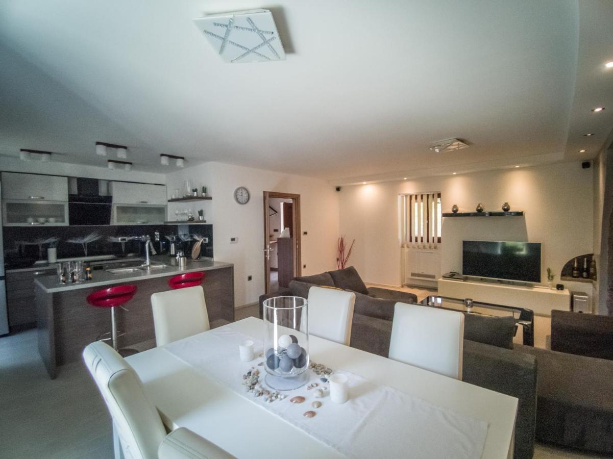 Holiday House Tos-Vila With Heated Pool Vrbnik (Primorje-Gorski Kotar) Exterior foto